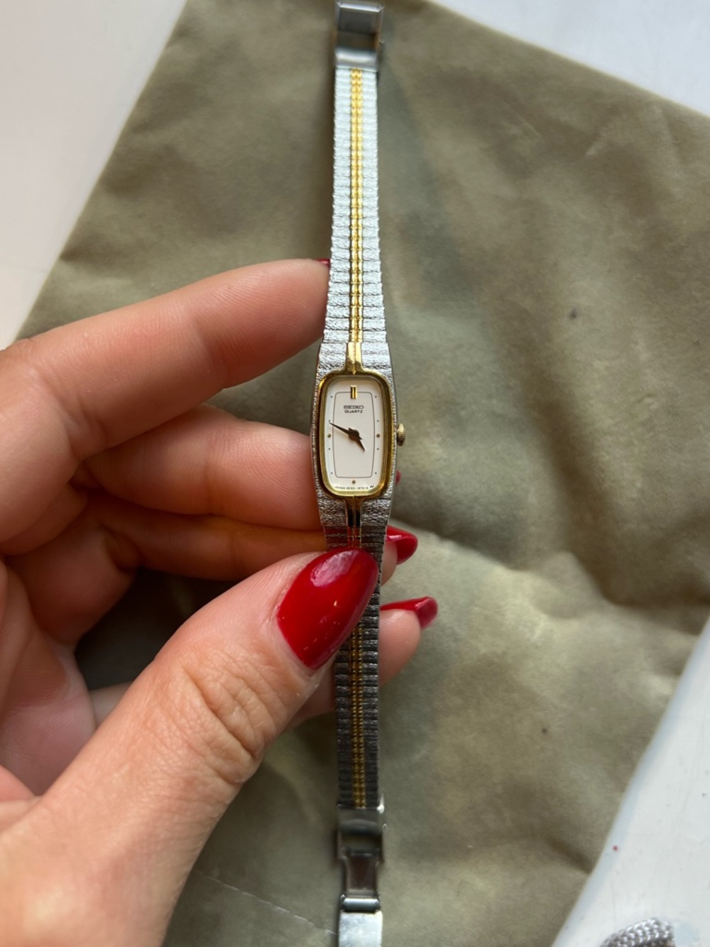 Seiko Quartz Gold Silver Two-Tone Bracelet Watch Vintage Slim Rectangular Japan - Picture 3 of 8